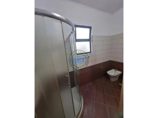 Durres, jepet me qera apartament 2+1 Kati 6, 60 m² 300 € (Stadiumi)