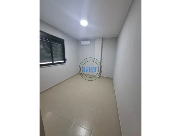 Durres, jepet me qera apartament 2+1 Kati 6, 60 m² 300 € (Stadiumi)