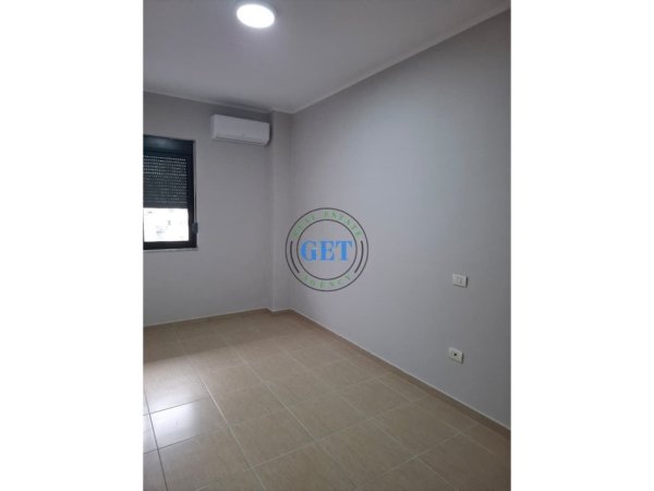 Durres, jepet me qera apartament 2+1 Kati 6, 60 m² 300 € (Stadiumi)
