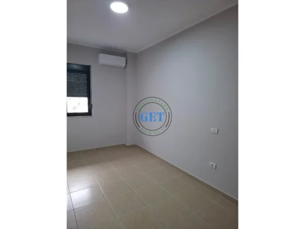 Durres, jepet me qera apartament 2+1 Kati 6, 60 m² 300 € (Stadiumi)