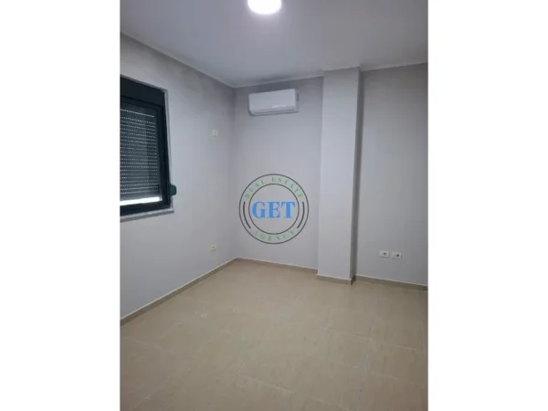 Durres, jepet me qera apartament 2+1 Kati 6, 60 m² 300 € (Stadiumi)