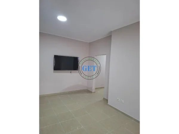 Durres, jepet me qera apartament 2+1 Kati 6, 60 m² 300 € (Stadiumi)
