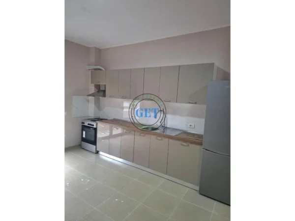 Durres, jepet me qera apartament 2+1 Kati 6, 60 m² 300 € (Stadiumi)