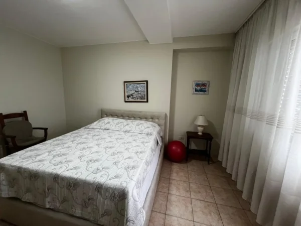 Tirane, jepet me qera apartament 2+1+Ballkon Kati 4, 106 m² 800 € (Sheshi Willson)