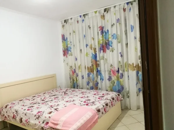 Tirane, jepet me qera apartament 1+1+Aneks+Ballkon Kati 1, 370 € (Varri Bamit,Prane Alteo)