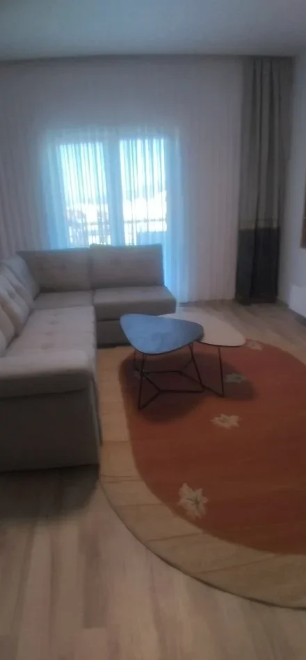 Tirane, jepet me qera apartament 3+1 Kati 2, 700 € 