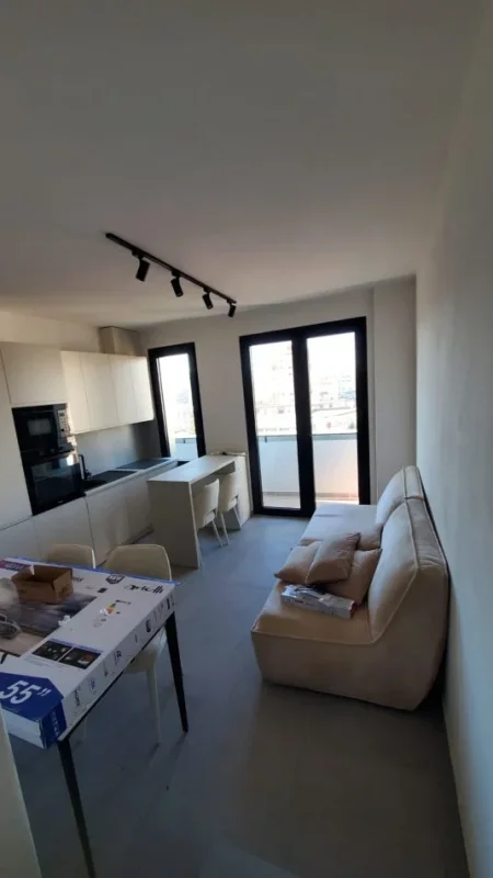 Tirane, jepet me qera apartament 1+1+Aneks+Ballkon Kati 6, 500 € (ish parku i autobusave)