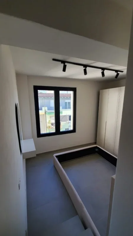 Tirane, jepet me qera apartament 1+1+Aneks+Ballkon Kati 6, 500 € (rruga e kavajes , 21 dhjetori)