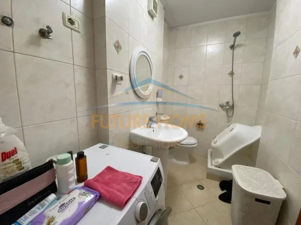 Tirane, jepet me qera apartament 2+1+2 Kati 2, 120 m² 950 € (Rruga Marko Bocari)