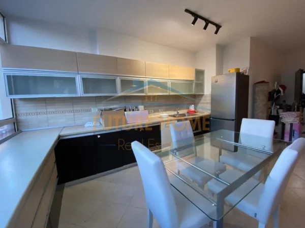 Tirane, jepet me qera apartament 2+1+2 Kati 2, 120 m² 950 € (Rruga Marko Bocari)