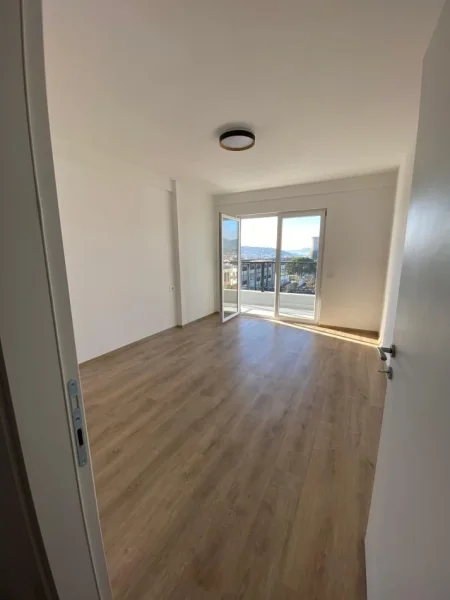Tirane, jepet me qera apartament 1+1+Aneks+Ballkon Kati 4, 99 m² 300 € (Kombinat)