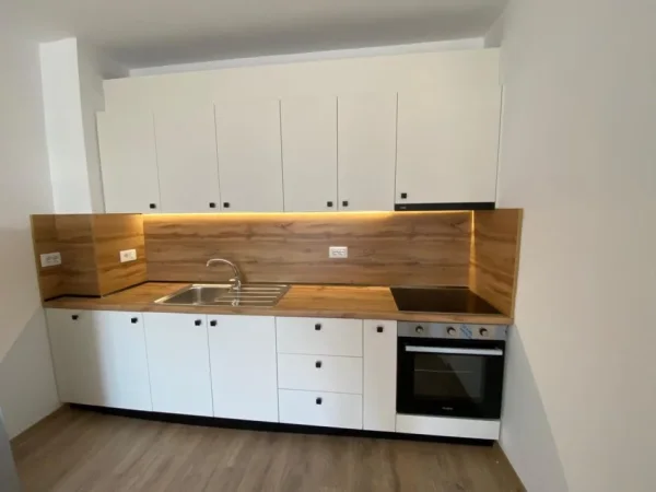 Tirane, jepet me qera apartament 1+1+Aneks+Ballkon Kati 4, 99 m² 300 € (Kombinat)