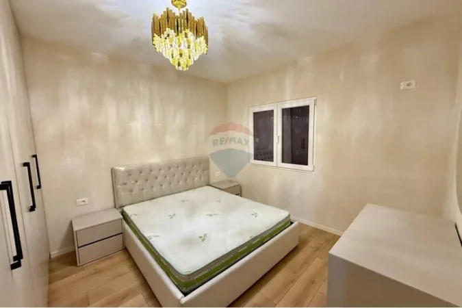 Tirane, jepet me qera apartament 2+1 Kati 6, 102 m² 500 € (Foto Xhavella)