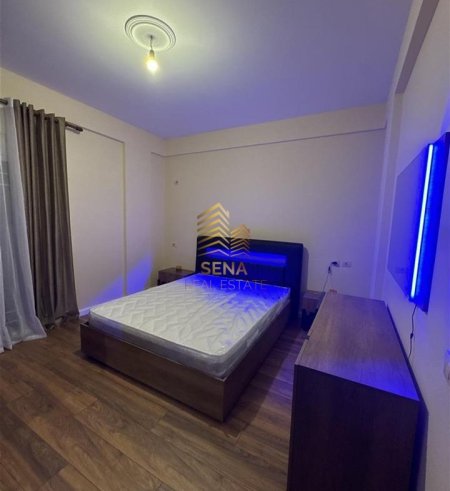 Tirane, jepet me qera apartament 2+1+Ballkon Kati 4, 140 m² 530 € (Porcelan)