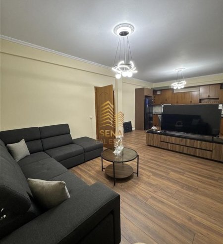 Tirane, jepet me qera apartament 2+1+Ballkon Kati 4, 140 m² 530 € (Porcelan)