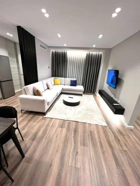 Jepet me Qera Apartament 2+1 tek Fusha e Aviacionit,   700 €URO