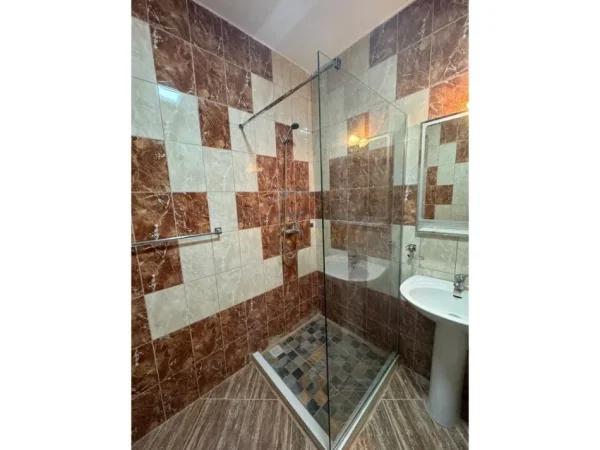 Tirane, jepet me qera apartament 2+1 Kati 4, 105 m² 450 € (Fresku , Tek Thesari)