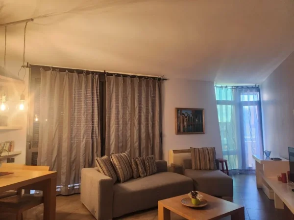 Tirane, jepet me qera apartament 1+1+Ballkon Kati 7, 70 m² 700 € 