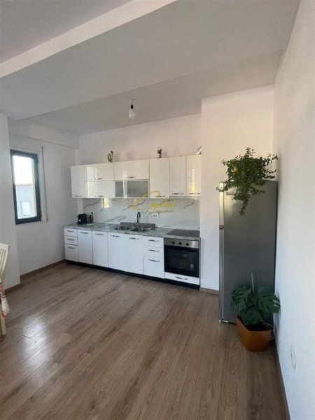 Tirane, jepet me qera apartament 2+1 Kati 7, 100 m² 700 € (PORCELAN)