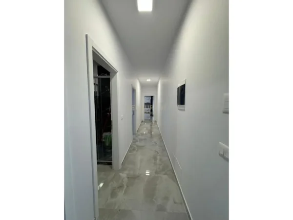 Tirane, jepet me qera apartament 2+1+Ballkon Kati 1, 113 m² 800 € (Rruga Eduard Mane)