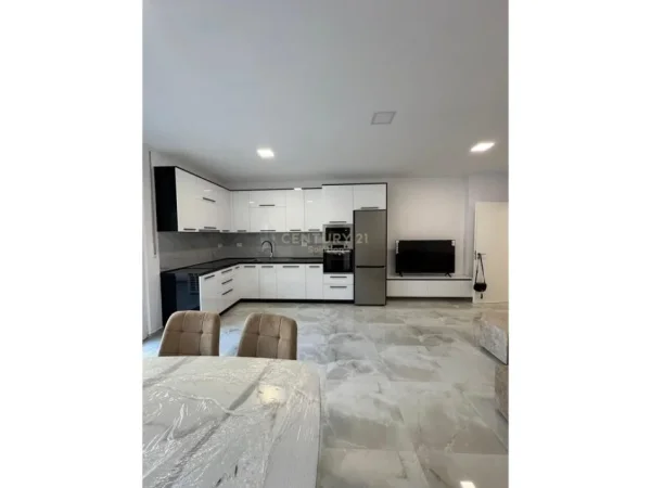 Tirane, jepet me qera apartament 2+1+Ballkon Kati 1, 113 m² 800 € (Rruga Eduard Mane)