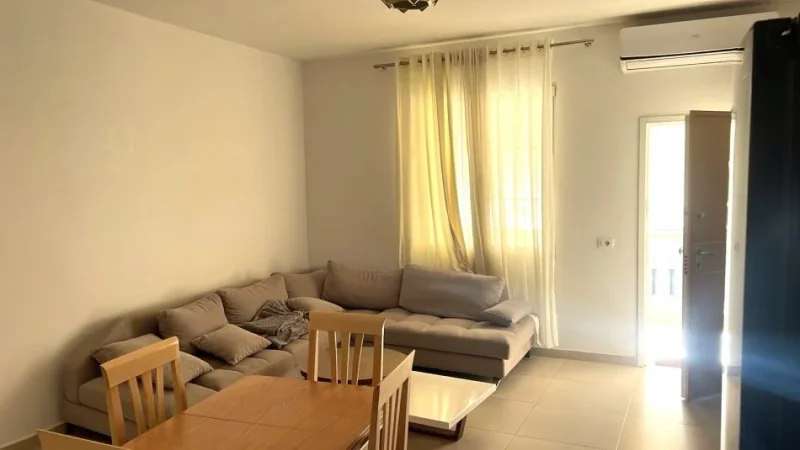 Jepet me Qera Super Hyrje Private Poshtë Spitalit Amerikan 2 afer Spitaleve QSUT,  400 €uro