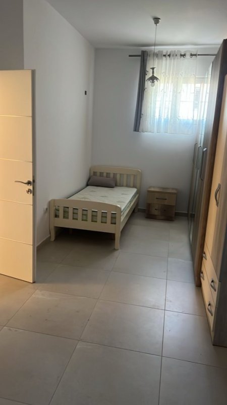 Jepet me Qera Super Hyrje Private Poshtë Spitalit Amerikan 2 afer Spitaleve QSUT,  400 €uro