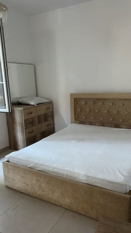 Jepet me Qera Super Hyrje Private Poshtë Spitalit Amerikan 2 afer Spitaleve QSUT,  400 €uro