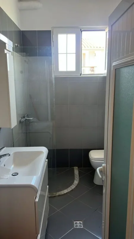 Jepet me Qera Super Hyrje Private Poshtë Spitalit Amerikan 2 afer Spitaleve QSUT,  400 €uro