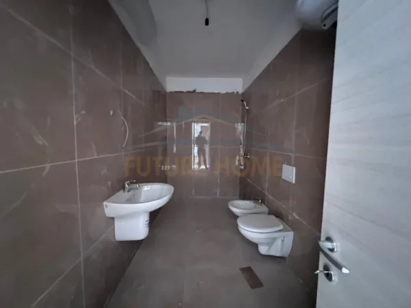 Tirane, shitet 1+1 Kati 5, 71 m² 128.000 € (Laprak)