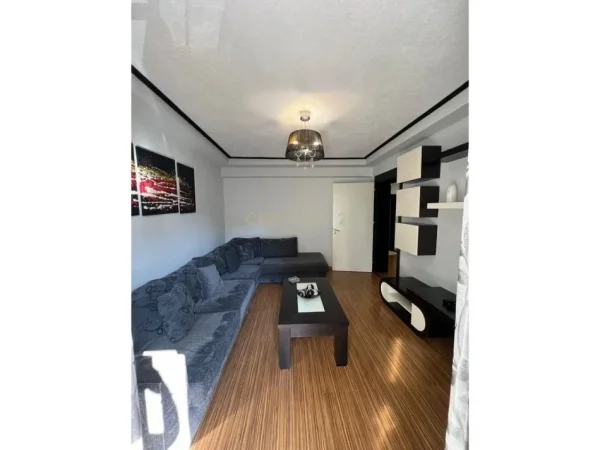 Tirane, jepet me qera apartament 1+1 Kati 3, 65 m² 850 € (ish Bllok)