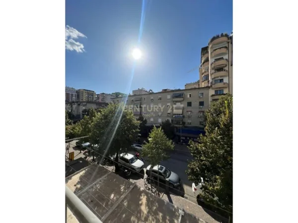 Tirane, jepet me qera apartament 1+1 Kati 3, 65 m² 850 € (ish Bllok)