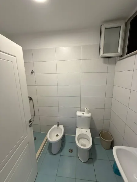 Tirane, jepet me qera apartament 2+1+Aneks+Ballkon Kati 5, 110 m² 550 € (2 palmat)