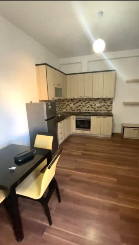 Jepet me Qira Apartament 1+1 i Mobiluar tek Liqeni i Thate ne Rrugen Peti,  500 €URO