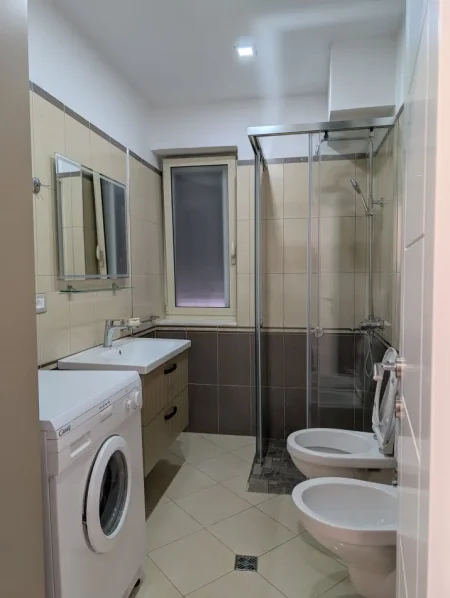 Tirane, jepet me qera apartament Kati 1, 600 € 
