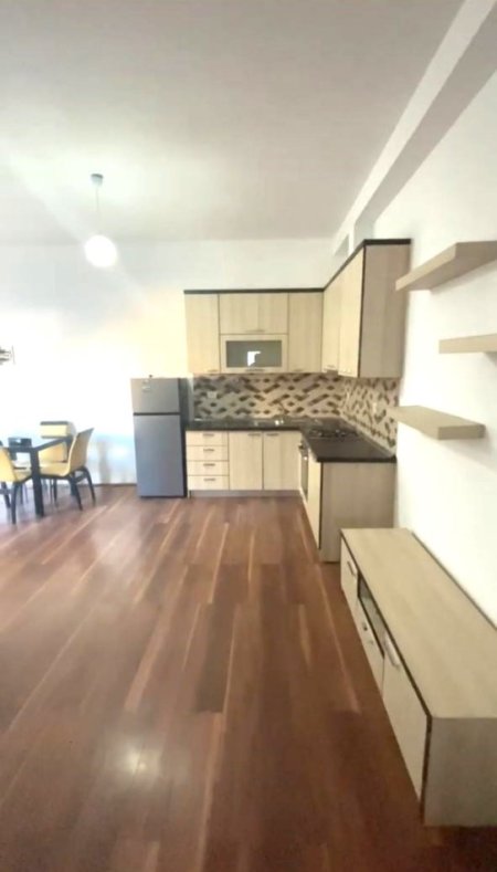 Jepet me Qira Apartament 1+1 i Mobiluar tek Liqeni i Thate ne Rrugen Peti,  500 €URO