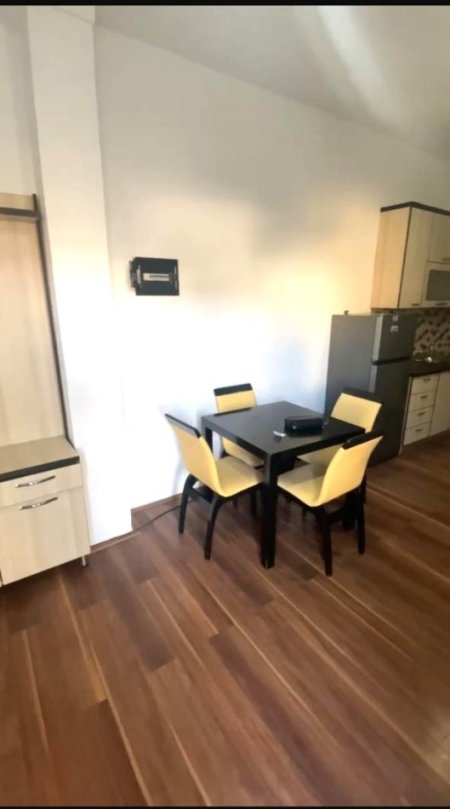 Jepet me Qira Apartament 1+1 i Mobiluar tek Liqeni i Thate ne Rrugen Peti,  500 €URO