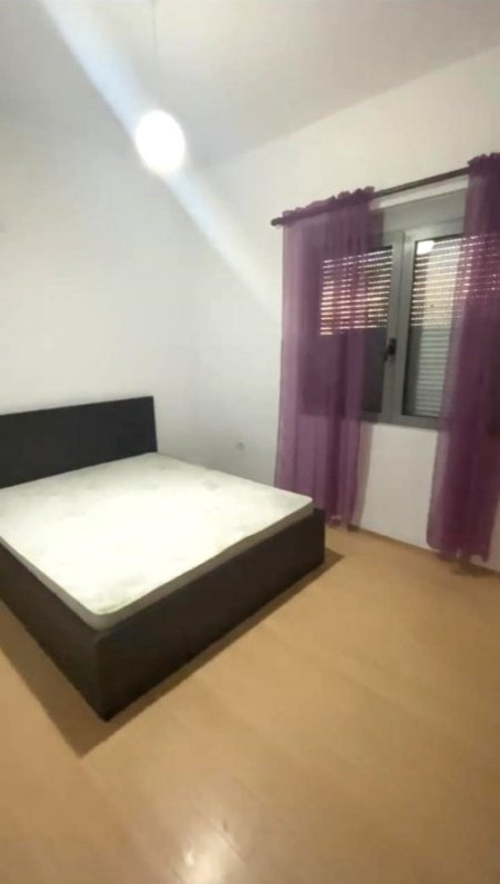 Jepet me Qira Apartament 1+1 i Mobiluar tek Liqeni i Thate ne Rrugen Peti,  500 €URO