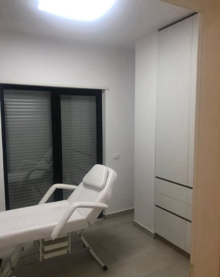 Tirane, jepet me qera zyre Kati 10, 116 m² 750 € (QENDER)