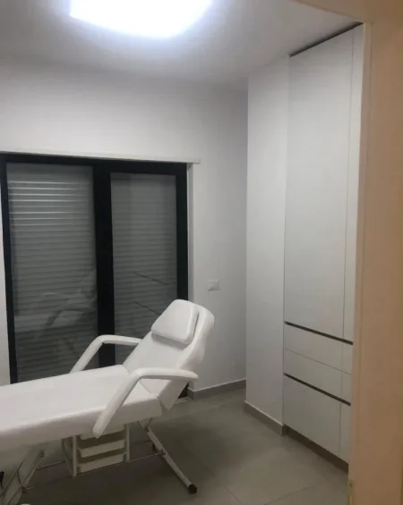 Tirane, jepet me qera zyre Kati 10, 116 m² 750 € (QENDER)
