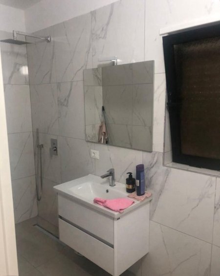 Tirane, jepet me qera zyre Kati 10, 116 m² 750 € (QENDER)