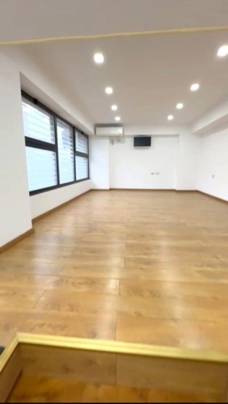 Jepet me Qera Ambient për Zyra Pas Concordit ne 5 Maji,  300 Euro