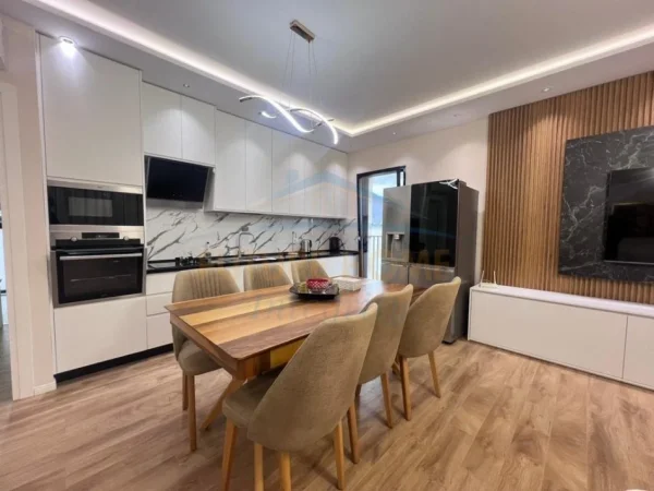 Tirane, jepet me qera 2+1 , 106 m² 1.500 € (Farke)