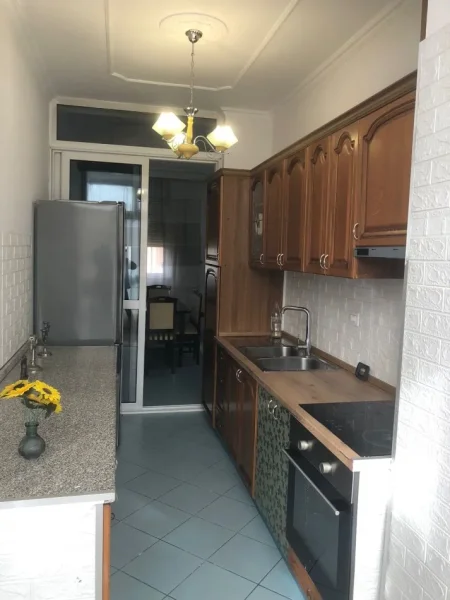Tirane, jepet me qera apartament 3+1 , 130 m² 750 € 