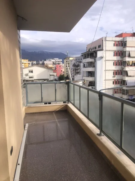 Tirane, jepet me qera apartament 3+1 , 130 m² 750 € 