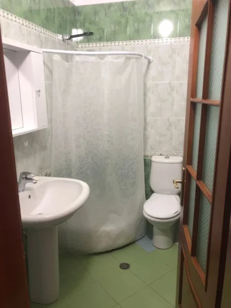 Tirane, jepet me qera apartament 3+1 , 130 m² 750 € 