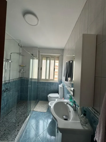 Tirane, jepet me qera apartament 1+1 , 75 m² 500 € 