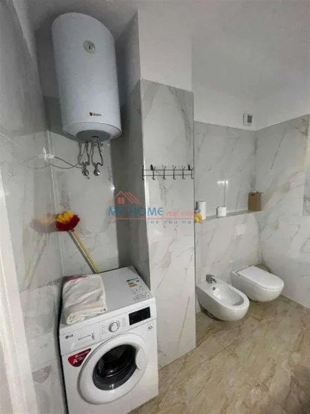 Tirane, jepet me qera apartament 2+1+Ballkon Kati 8, 100 m² 700 € (Rruga Xhanfize Keko)