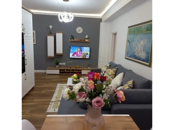 Tirane, jepet me qera apartament 1+1+Ballkon Kati 4, 70 m² 750 € 
