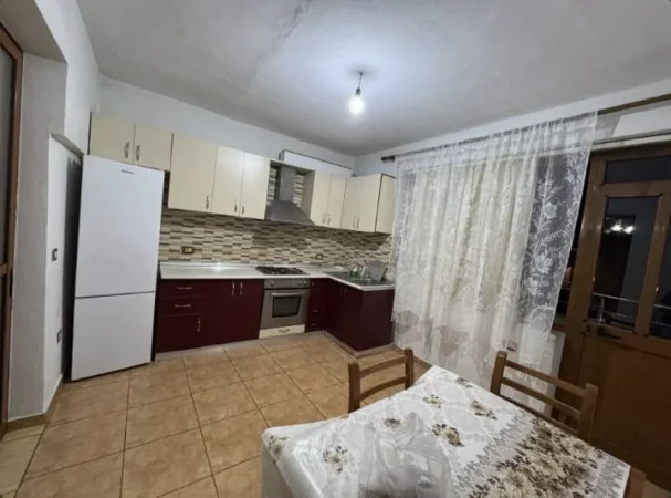 Tirane, jepet me qera shtepi 1+1 Kati 2, 125 m² 450 € (Xhamlliku)